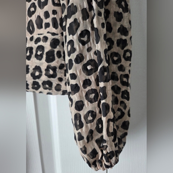 Joseph Ribkoff Beige and Black Leopard Tie-Front V-Neck Blouse Size 4 - Picture 5 of 10
